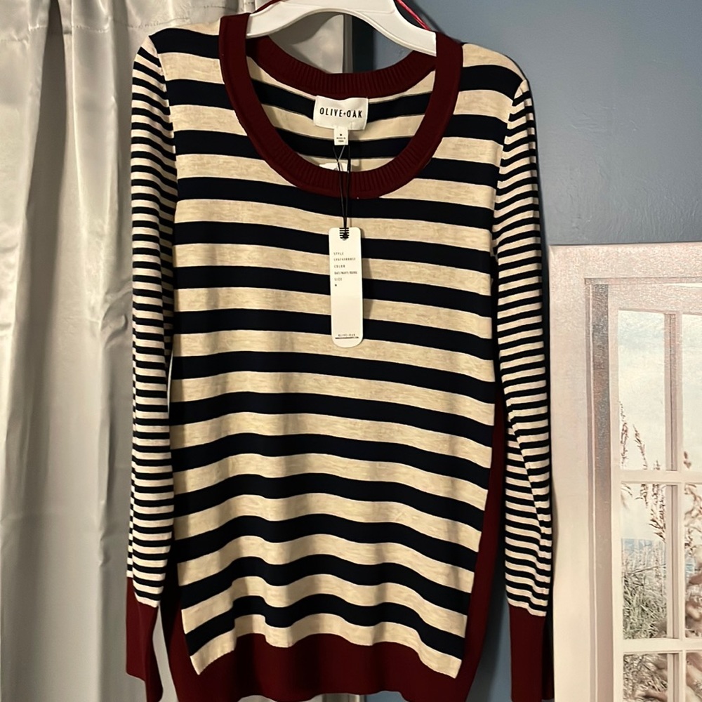 Sweater. (Shows the colors on tag)